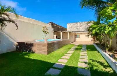 Casa localizada lado praia no Balneário Gaivota em Itanhaém a 900 metros do mar, em rua calçada, com 1 quarto, piscina, espaço gourmet com churrasqueira e vaga para 7 automóveis
