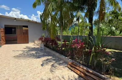 Casa localizada lado praia a 130 metros do mar com 2 quartos sendo 1 suíte, possui area gourmet com churrasqueira e jardim