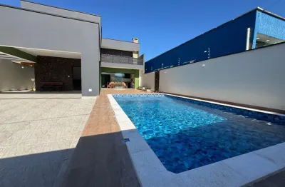 Casa localizada em Nova Peruíbe, Lado Praia a 1 km do Mar, 04 Quartos (01 Suíte), Piscina e Área Gourmet com Churrasqueira – 03 Vagas e Escritura, Aceita Financiamento