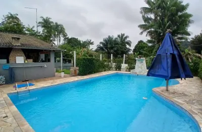 Chácara na Estância Vale da Serra em Peruíbe, Lado Serra, 04 Quartos (02 Suítes), Piscina e Espaço Gourmet com Churrasqueira – Jardim, Quadra Poliesportiva e 08 Vagas – Contrato