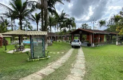 Chácara no Bairro Armando Cunha em Peruíbe, Lado Serra a 10 km da Rodovia, 08 Quartos (01 Suíte), Piscina, Churrasqueira, Forno a Lenha, Lago e Pomar – 05 Vagas e Escritura