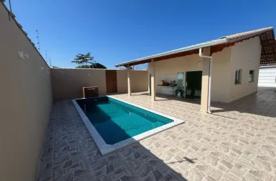 Casa localizada lado praia, a 1.500 metros do mar, 3 quartos (1 suíte), piscina, espaço gourmet e 2 vagas para autos