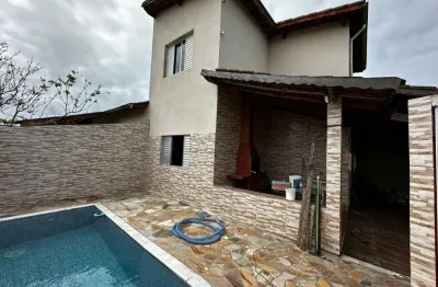 Casa localizada lado praia, a 500 metros do mar, em rua pavimentada, 3 dormitórios, piscina, área gourmet com churrasqueira e 2 vagas para autos