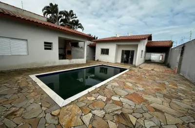 Casa localizada lado praia, a 1,4 km do mar, em rua pavimentada, 3 dormitórios (1 suíte), edícula, piscina, área gourmet com churrasqueira e 5 vagas para autos