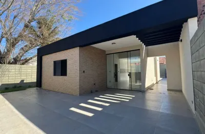 Casa localizada lado praia, a 300 metros do mar, 3 quartos (1 suíte), piscina, espaço gourmet com churrasqueira, banheiro externo e 2 vagas para autos - aceita financiamento