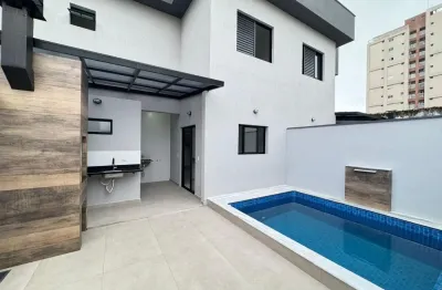 Casa localizada a 200 metros do mar, 2 suítes, piscina, área de lazer com churrasqueira e 2 vagas para autos - aceita financiamento