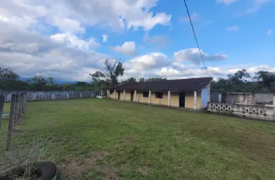 Chácara localizada lado serra, a 6 km da rodovia e 150 metros do asfalto, 5 dormitórios, piscina, área gourmet com churrasqueira e 10 vagas para autos