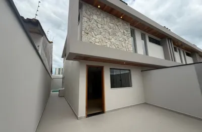 Casa localizada lado praia, a 800 metros do mar, em rua asfaltada, 3 quartos (1 suíte), piscina, área gourmet com churrasqueira, edícula e 2 vagas para autos