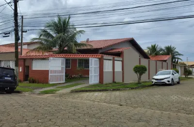 Casa localizada lado linha, a 350 metros do mar, em rua calçada, 3 quartos (1 suíte), área gourmet com churrasqueira e 3 vagas para autos - aceita financiamento