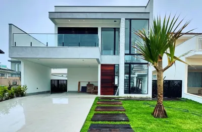 Casa alto padrão em condomínio localizada lado praia, a 1 km do mar, em rua pavimentada, 3 suítes, piscina, área gourmet com churrasqueira, banheiro externo e 4 vagas para autos - aceita financiamento