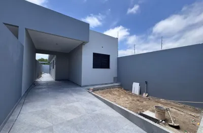 Casa localizada em Peruíbe, lado serra à 2,4km do mar, 2 quartos sendo 1 suíte, piscina, área gourmet com churrasqueira, área de serviço, vaga para 2 carros - aceita financiamento bancário