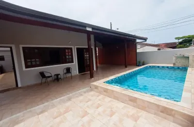 Casa localizada em Itanhaém, lado praia à 370m do mar, rua pavimentada, 5 quartos sendo 1 suíte, piscina, área gourmet com churrasqueira, banheiro externo, vaga para 3 carros - aceita financiamento ba