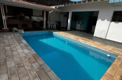 Casa localizada em Itanhaém, lado praia à 250m do mar, rua pavimentada, 3 quartos sendo 3 suítes, edícula com 2 quartos, piscina, área gourmet com churrasqueira, vaga para 2 carros - aceita financiame