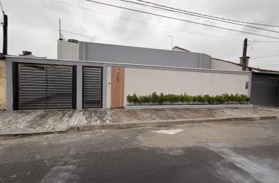 Casa localizada em Praia Grande, lado praia à 700m do mar, 2 quartos sendo 1 suíte, área de serviço, vaga para 2 carros