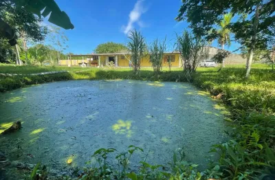 Chácara localizada lado serra, a 1 km da serra, 3 dormitórios (2 suítes), piscina, área de lazer com churrasqueira e 10 vagas para autos