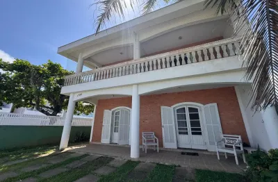 Casa localizada lado praia, frente ao mar, em rua pavimentada, 3 dormitórios (1 suíte), edícula, churrasqueira e 6 vagas para autos