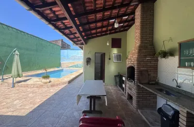 Casa localizada lado serra no bairro Laranjeiras em Itanhaém a 500 metros da rodovia, em rua pavimentada, com 2 dormitórios (sendo 1 suíte), piscina, área gourmet com churrasqueira, edícula completa e