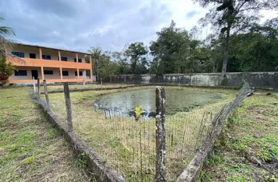 hácara localizada lado serra em Chácaras Lucél (Gaivota) em Itanhaém a 2 km da rodovia com 6.900m² de área total, 6 dormitórios (sendo 2 suítes), lago e garagem coberta para 3 veículos