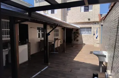 Casa localizada lado praia no Centro em São Vicente a 900 metros do mar, em rua pavimentada, com 5 dormitórios, área gourmet com churrasqueira - aceita financiamento bancário