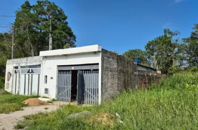 Casa localizada lado serra no bairro Verde Mar em Itanhaém a 1 km da rodovia com 2 dormitórios, churrasqueira e vaga para 2 automóveis