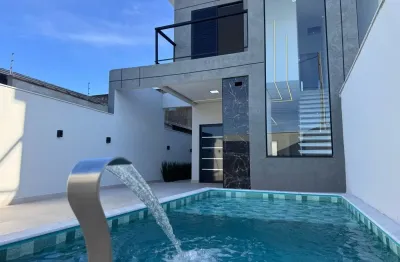 Casa localizada lado praia em Bopiranga, a 1,3 km do mar, 2 suítes, piscina, área de lazer com churrasqueira, 2 vagas – aceita financiamento