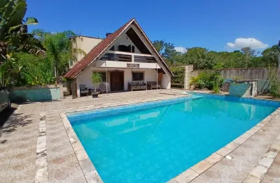 Chácara localizada lado serra no bairro Chácaras Lucel, a 5 km da rodovia, com 5.600 m², 4 dormitórios sendo 2 suítes, piscina, área gourmet com churrasqueira, lago e hidromassagem, 10 vagas de garage