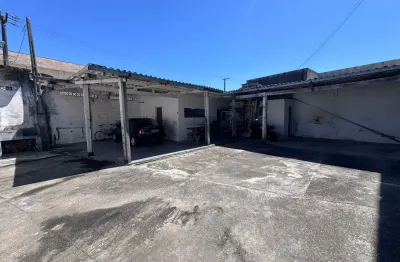 Casa localizada lado praia no Jardim Ribamar em Peruíbe, a 1,4 km do mar, com 350 m², 2 quartos sendo 1 suíte, 1 banheiro, 1 sala, 1 cozinha, área de serviço, vaga para 3 automóveis e 2 pontos comerci