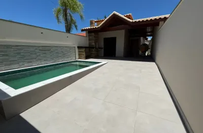 Casa localizada lado praia em Peruíbe, a 2 km do mar, com 2 dormitórios sendo 1 suíte, 2 banheiros, 1 sala, 1 cozinha, 2 vagas de garagem, área gourmet com churrasqueira, jardim e área de serviço – Es