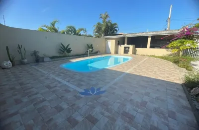 Casa localizada lado serra em Peruíbe, a 100 m da rodovia, com 3 dormitórios, 2 banheiros, 1 sala, 1 cozinha, 3 vagas de garagem, piscina e churrasqueira – Escritura