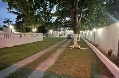 Chácara localizada lado serra em Itanhaém, a 150 m da rodovia, com 5 suítes, salas integradas, sala de jogos, casa de caseiro e área gourmet completa com forno à lenha, forno de pizza e churrasqueira 