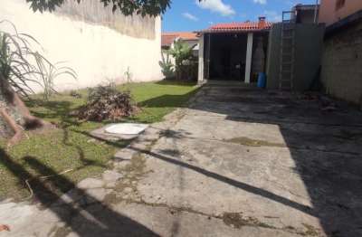 Casa localizada lado serra em Itanhaém, a 400 m da rodovia, com 1 dormitório sendo 1 suíte, 1 banheiro, 1 sala, 1 cozinha e 3 vagas de garagem – Escritura.