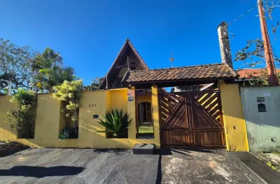 Casa localizada lado praia em Itanhaém, a 300 m do mar, com 3 dormitórios, 2 banheiros, sala, cozinha, lavabo externo, 4 vagas de garagem, piscina, área gourmet e churrasqueira – Escritura.