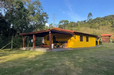 Chácara no bairro Ana Dias em Peruíbe, litoral sul de São Paulo, localizada no lado serra. Imóvel avarandado com 3.000 m² de área total sendo 100 m² de área construída. Possui espaço gourmet churrasqu