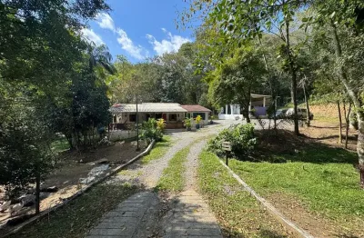 Chácara localizada lado serra em Pedro de Toledo, com 2 dormitórios, 1 banheiro, sala, cozinha, 10 vagas de garagem, árvores frutíferas e lago – Contrato de compra e venda.