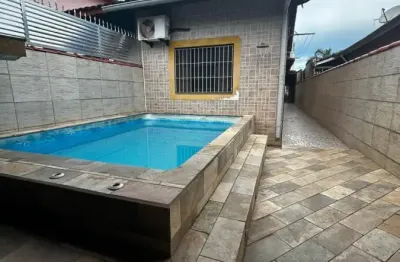 Casa localizada lado serra em Itanhaém, a 120 m da rodovia, com 2 dormitórios sendo 1 suíte, 1 banheiro, sala, cozinha, piscina e churrasqueira – Escritura.