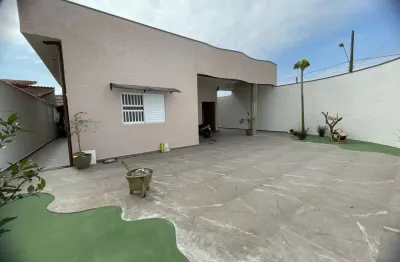 Casa localizada lado praia em Itanhaém, a 1,3 km do mar, com 4 quartos no total sendo 1 suíte, piscina, área gourmet e churrasqueira – Escritura.