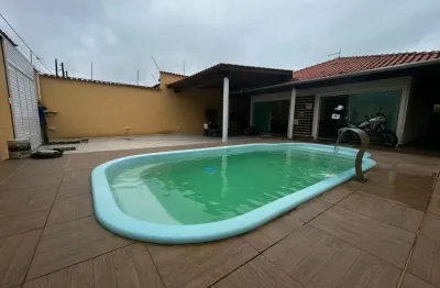 Casa localizada lado praia em Itanhaém, a 300 m do mar, com 2 quartos sendo 1 suíte, piscina, área gourmet e churrasqueira – Escritura.