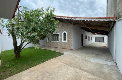 Casa localizada lado praia em Peruíbe, a 560 m do mar, com 4 quartos no total sendo 1 suíte, área gourmet e churrasqueira – Escritura.