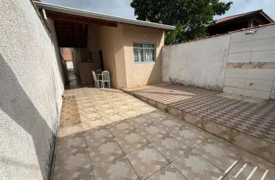 Casa localizada lado praia em Peruíbe, a 1.540 m do mar, em rua calçada, com 3 quartos sendo 1 suíte, churrasqueira – Escritura.