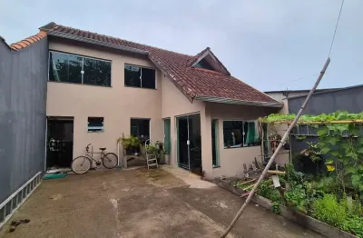 Casa localizada lado serra em Peruíbe, a 500 m da rodovia, em rua de terra, com 2 quartos sendo 2 suítes, churrasqueira – Contrato + IPTU.