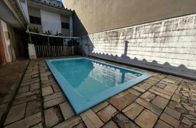Casa localizada lado praia em Itanhaém, a 400 m do mar, em rua pavimentada, com 2 quartos sendo 1 suíte, piscina, área gourmet e churrasqueira – Escritura.