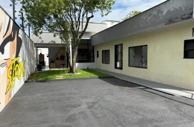 Casa localizada lado praia em Peruíbe, a 700 m do mar, em rua calçada, com 3 quartos sendo 1 suíte, área gourmet com churrasqueira – Escritura.