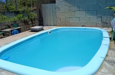 Casa localizada lado serra em Itanhaém, em rua de terra, com 2 quartos sendo 1 suíte, piscina – Escritura.