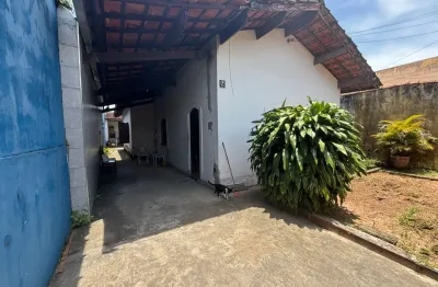 Casa localizada lado praia, a 250 metros do mar em rua asfaltada, com 4 quartos sendo 1 suíte, possui area gourmet com churrasqueira e jardim - Escritura