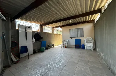 Casa localizada lado serra, a 2000 metros da rodovia em rua pavimentada, com 2 quartos (sendo 1 suíte), possui churrasqueira - Escritura