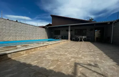 Casa localizada lado praia, a 200 metros do mar, com 3 quartos, possui area gourmet com churrasqueira e piscina - Escritura