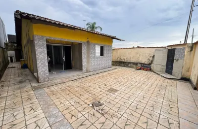 Casa localizada lado praia, a 950 metros do mar em rua pavimentada, com 3 quartos (sendo 1 suíte), possui churrasqueira - Escritura