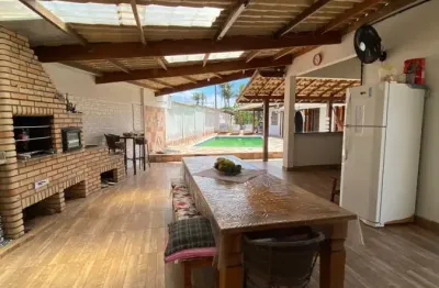 Casa localizada lado praia, a 70 metros do mar em rua pavimentada, com 5 quartos (sendo 2 suítes), possui area gourmet com churrasqueira e piscina