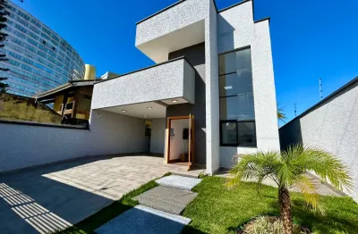 Casa localizada lado praia, a 80 metros do mar em rua calçada, com 4 quartos (sendo 2 suítes), possui area gourmet com churrasqueira e piscina - Escritura