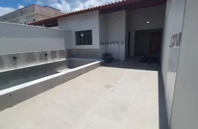 Casa localizada lado praia a 340 metros do mar, com 3 quartos, possui area gourmet com churrasqueira e piscina - Escritura